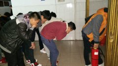 学生们在1号教学楼进行消防演练